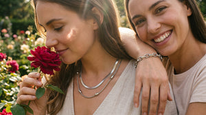 Layering & Stacking – So kombinierst du Ringe, Ketten & Armbänder