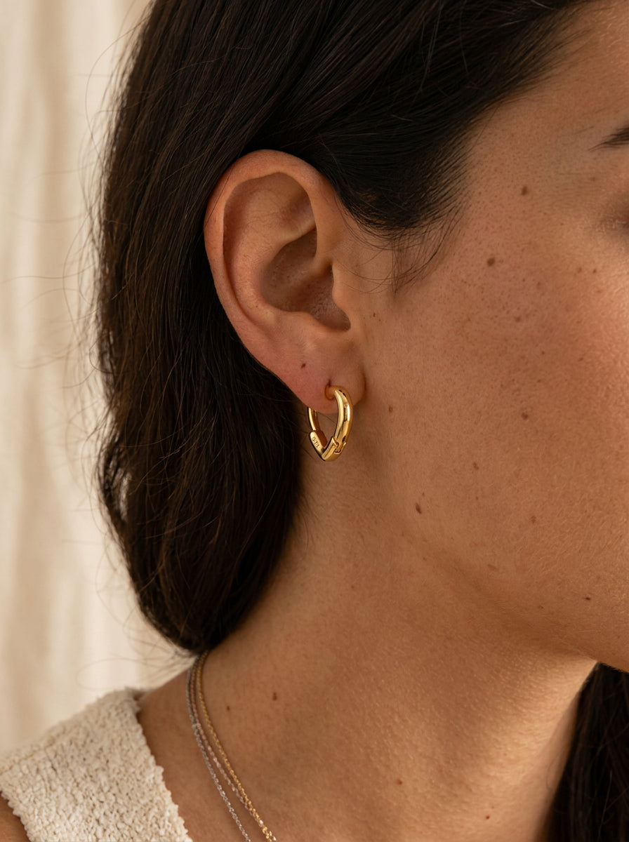 Minimalistische goldbeschichtete Ohrstecker im Herzdesign - Gold