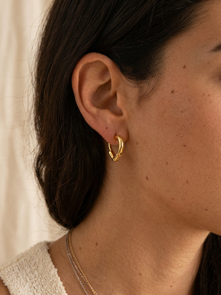 Minimalistische goldbeschichtete Ohrstecker im Herzdesign - Gold