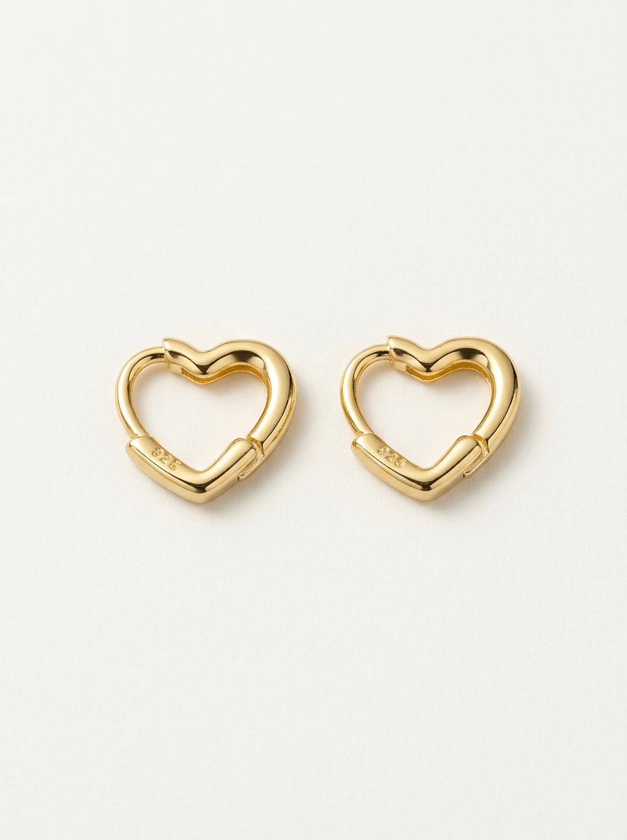 Minimalistische goldbeschichtete Ohrstecker im Herzdesign - Gold