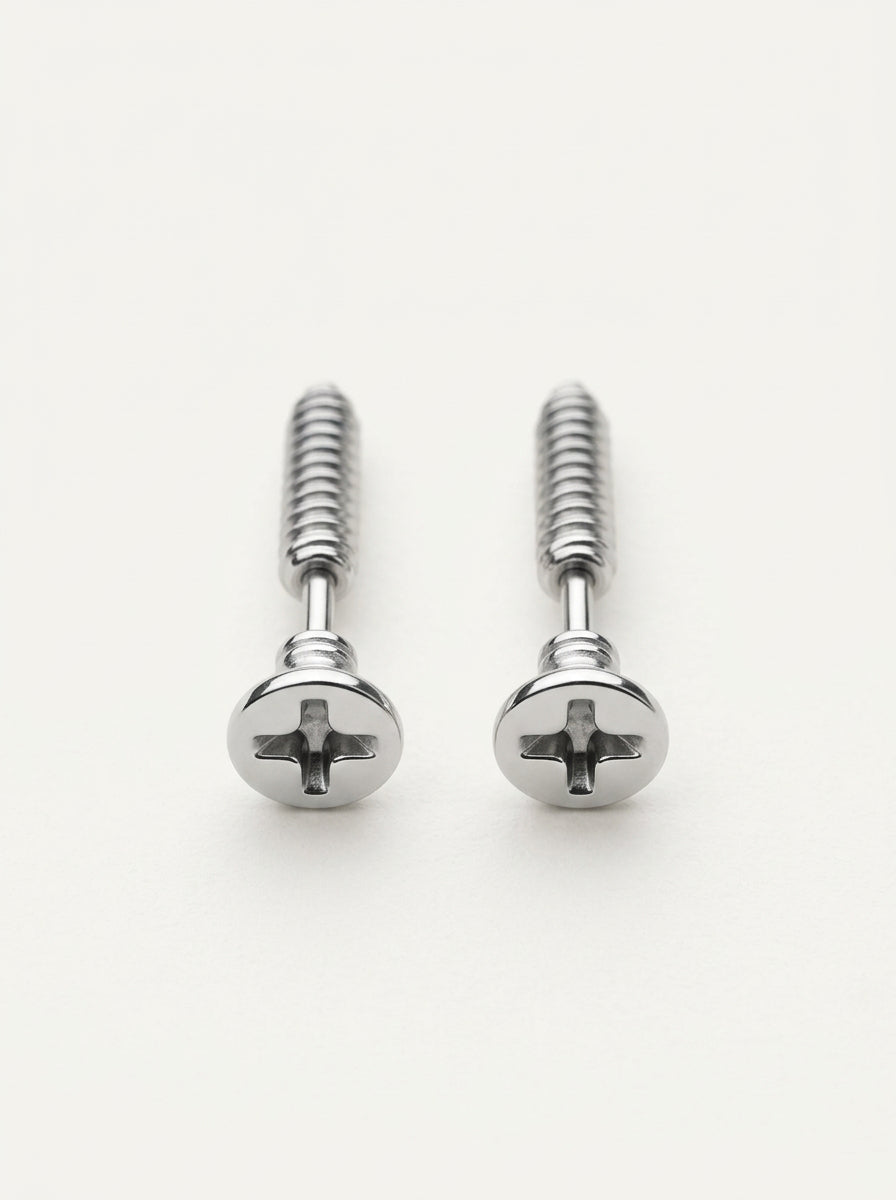 Silberne Edelstahl-Ohrstecker – Schrauben-Design, Carbonfaser-Effekt