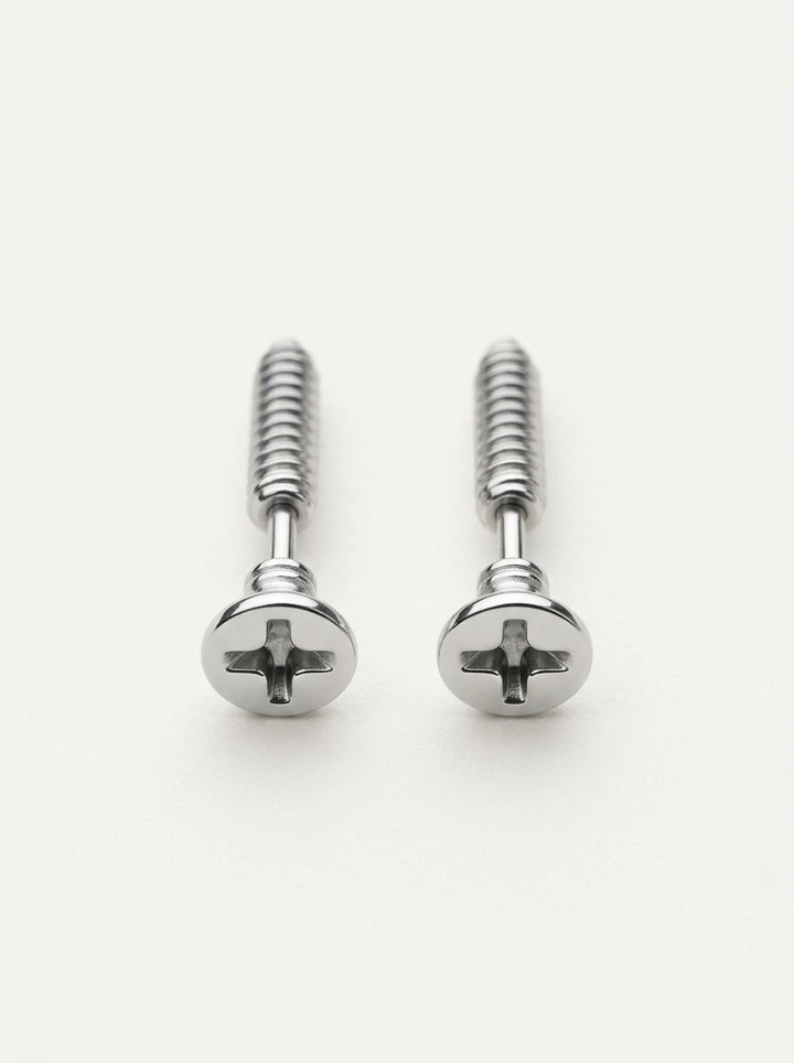 Silberne Edelstahl-Ohrstecker – Schrauben-Design, Carbonfaser-Effekt